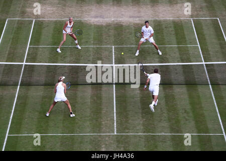 Jocelyn Rae et Ken Skupski (haut de cour) en action contre Max Mirnyi et Ekaterina Makarova dans le double mixte au jour 9 des championnats de Wimbledon à l'All England Lawn Tennis et croquet Club, Wimbledon. Banque D'Images