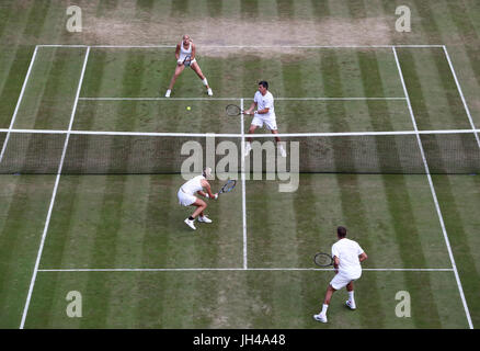 Jocelyn Rae et Ken Skupski (haut du terrain) en action contre Max Mirnyi et Ekaterina Makarova dans les doubles mixtes le neuf jour des championnats de Wimbledon au All England Lawn tennis and Croquet Club, Wimbledon. Banque D'Images