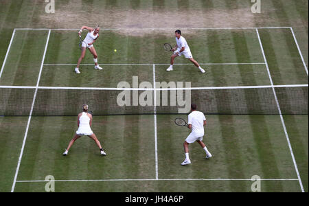 Jocelyn Rae et Ken Skupski (haut du terrain) en action contre Max Mirnyi et Ekaterina Makarova dans les doubles mixtes le neuf jour des championnats de Wimbledon au All England Lawn tennis and Croquet Club, Wimbledon. Banque D'Images