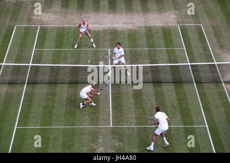 Jocelyn Rae et Ken Skupski (haut de cour) en action contre Max Mirnyi et Ekaterina Makarova dans le double mixte au jour 9 des championnats de Wimbledon à l'All England Lawn Tennis et croquet Club, Wimbledon. Banque D'Images