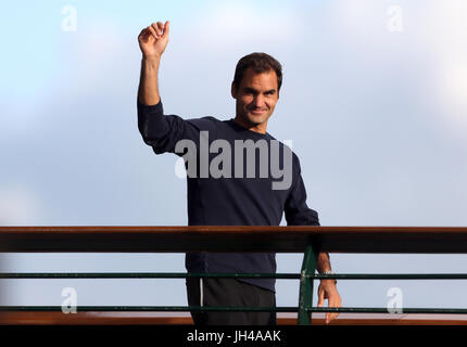 Roger Federer vagues pour les spectateurs d'un pont dans le parc après avoir remporté son match de quart de finale au jour 9 des championnats de Wimbledon à l'All England Lawn Tennis et croquet Club, Wimbledon. Banque D'Images