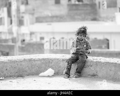 Jaipur Inde - Circa Janvier 2016 - enfant pauvre en Inde Banque D'Images