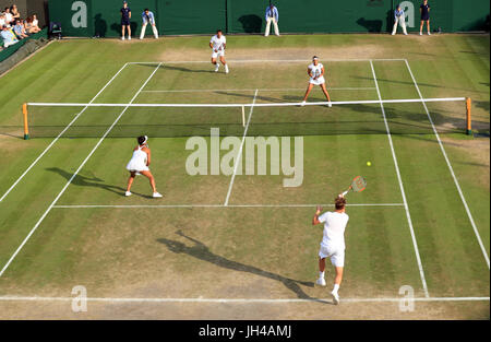 Heather Watson et Henri Kontinen durant leur double mixte au jour 9 des championnats de Wimbledon à l'All England Lawn Tennis et croquet Club, Wimbledon. Banque D'Images