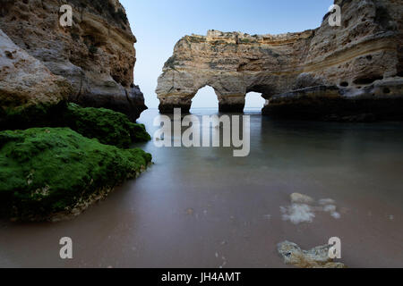 Praia da Marinha Beach avec ses magnifiques paysages de falaise à Lagoa, Algarve, Portugal Banque D'Images
