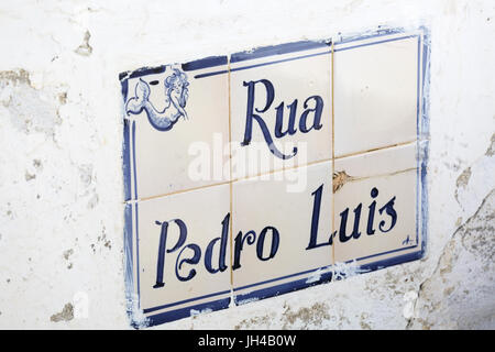 Décoré, peint céramique blanc bleu rue nom signe Rua Pedro Luis, Portugal Banque D'Images