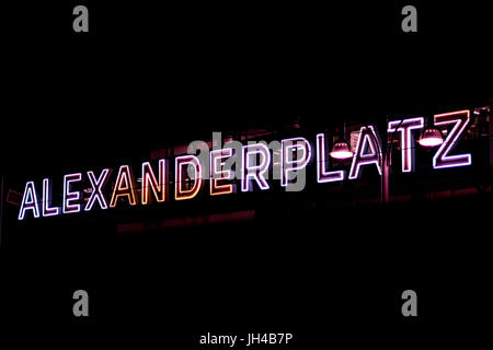 Berlin, Allemagne - 11 juillet 2017 : lettres de la gare Alexanderplatz à l'extérieur nuit à Berlin, Allemagne. Banque D'Images