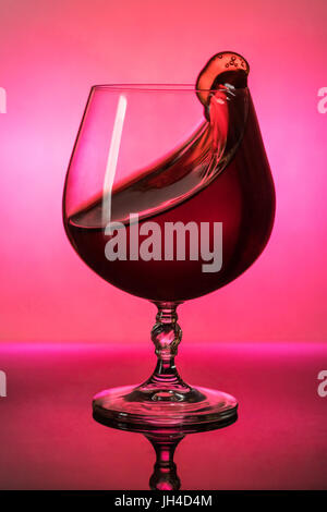 Éclaboussures de vin dans un verre Banque D'Images