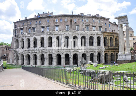 Ruines du temple d'Apollon Sosianus à côté du théâtre de Marcellus à Rome, Italie. Banque D'Images