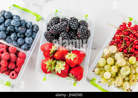 Fruits et baies d'été. 6 types de matières agriculteur biologique - baies mûres bleuets Fraises Framboises Groseilles rouges groseilles. En boxe Banque D'Images