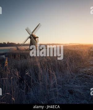 Hoar, roseaux et dépoli matin de brume à Herringfleet moulin à vent. Banque D'Images