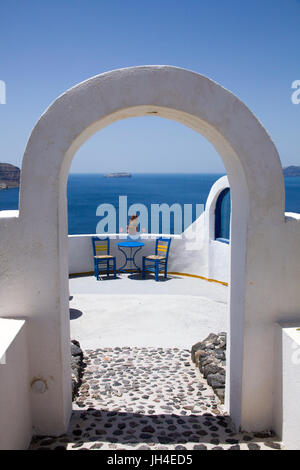 Idylllische aussichtspunkt cocktails une einem der dans la baie de Balos akrotiri bei im suédois von santorin, Canaries, aegaeis, Griechenland, mittelmeer, euro Banque D'Images