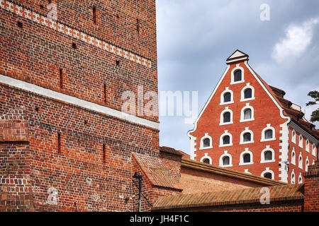 Mur de la tour penchée de Torun, en Pologne. Banque D'Images