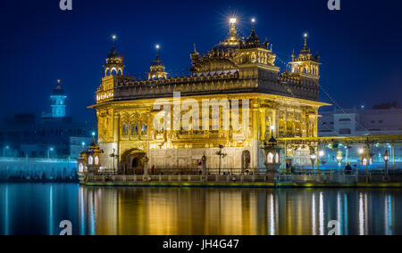 Temple d'or (Sri Harmandir Sahib) au coucher du soleil, Amritsar, Punjab, India Banque D'Images