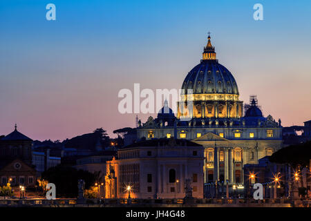 La basilique Saint Pierre au coucher du soleil, Rome, Italie Banque D'Images