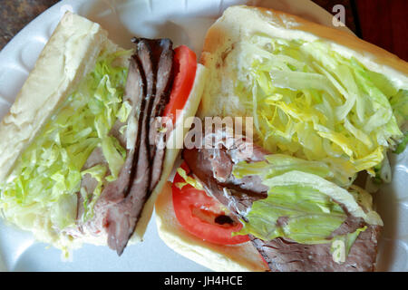 Roast Beef sandwich sous-marin coupé en deux avec bun ouvrant sur la viande, les tomates et la laitue avec Mayo Banque D'Images