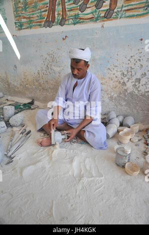 Artisan d'Albâtre Egyption faisant des pots pour les touristes Banque D'Images