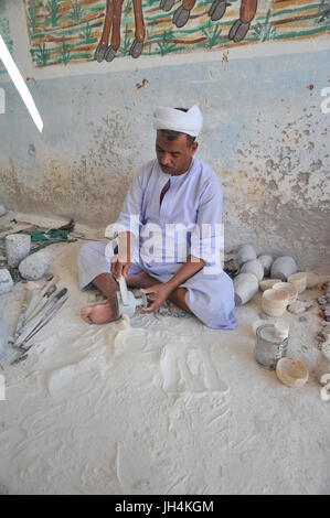 Artisan d'Albâtre Egyption faisant des pots pour les touristes Banque D'Images