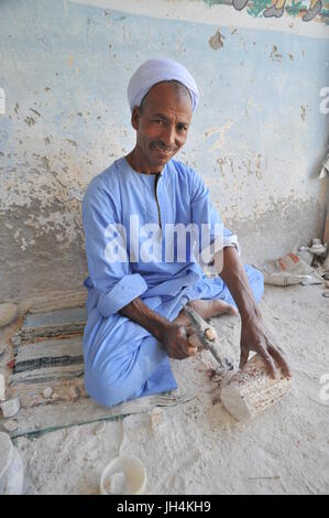 Artisan d'Albâtre Egyption faisant des pots pour les touristes Banque D'Images