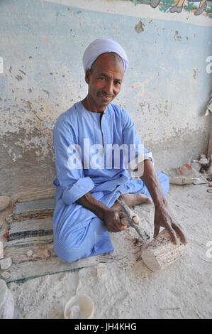 Artisan d'Albâtre Egyption faisant des pots pour les touristes Banque D'Images