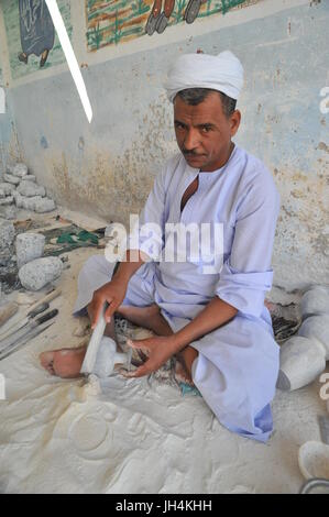 Artisan d'Albâtre Egyption faisant des pots pour les touristes Banque D'Images