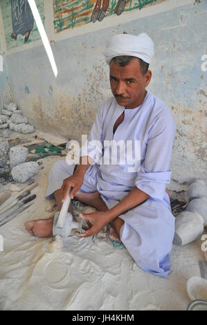 Artisan d'Albâtre Egyption faisant des pots pour les touristes Banque D'Images