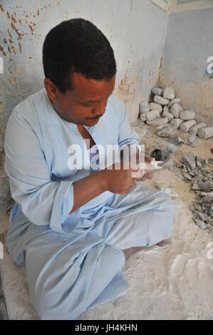 Artisan d'Albâtre Egyption faisant des pots pour les touristes Banque D'Images