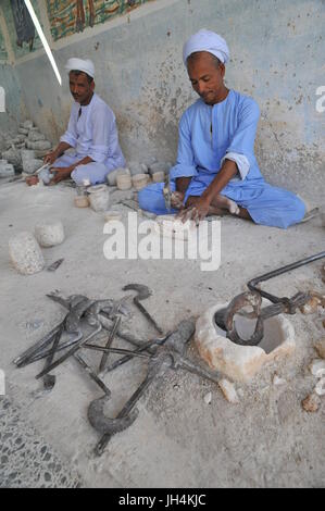 Artisan d'Albâtre Egyption faisant des pots pour les touristes Banque D'Images