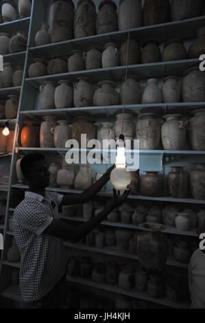 Artisan d'Albâtre Egyption faisant des pots pour les touristes Banque D'Images