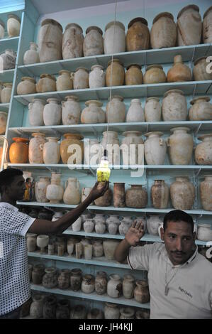 Artisan d'Albâtre Egyption faisant des pots pour les touristes Banque D'Images