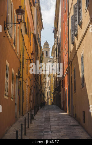 Petite petite rue latérale à Bastia, Corse, France. Journée d'été, des bâtiments éclairés par le soleil. Style européen vide street. Banque D'Images
