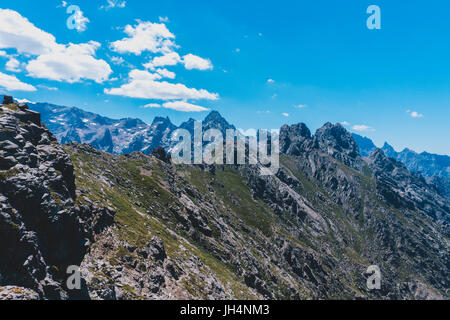 Rivière Sauvage en Corse sur le GR20 Chemin de montagne à vélo. Piscines rafraîchissantes sauvage, de la neige et de la fonte des glaciers en été. Banque D'Images