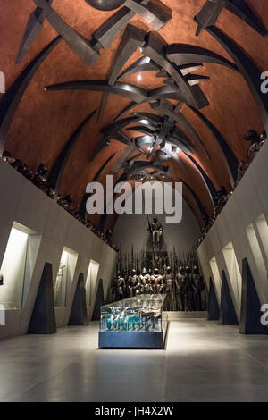 Milan. L'Italie. Musée Museo Poldi Pezzoli, le Manège militaire Hall, par l'artiste contemporain italien Arnaldo Pomodoro, 1998-2000. Banque D'Images