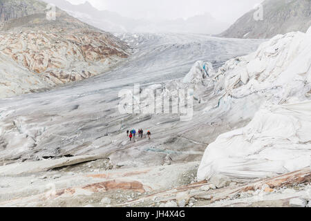 La fonte des glaciers close up : le glacier du Rhône est partiellement serré à l'aide des lingettes pour ralentir la fonte de la proc Banque D'Images