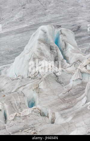 La fonte des glaciers close up : le glacier du Rhône est partiellement serré à l'aide des lingettes pour ralentir la fonte de la proc Banque D'Images