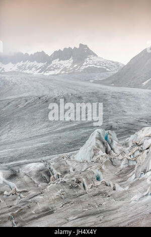 La fonte des glaciers close up : le glacier du Rhône est partiellement serré à l'aide des lingettes pour ralentir la fonte de la proc Banque D'Images