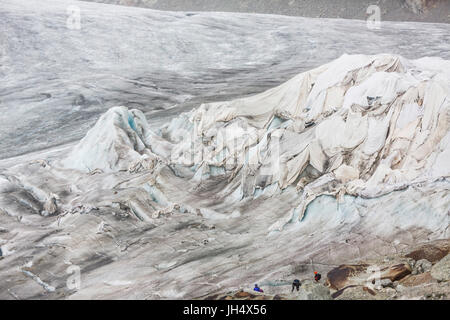 La fonte des glaciers close up : le glacier du Rhône est partiellement serré à l'aide des lingettes pour ralentir la fonte de la proc Banque D'Images