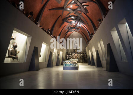 Milan. L'Italie. Musée Museo Poldi Pezzoli, le Manège militaire Hall, par l'artiste contemporain italien Arnaldo Pomodoro, 1998-2000. Banque D'Images