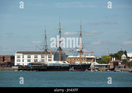 Vue sur le HMS Warrior du côté de Gosport le port de Portsmouth. Le navire est en cours de réparation et de rénovation. Banque D'Images