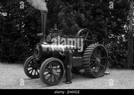 Tourné en noir et blanc d'un moteur de traction à vapeur. Polissage du pilote la chaudière. Banque D'Images