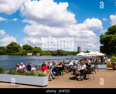 Lido Bar et Café, la serpentine, à Hyde Park, Londres, Angleterre, RU, FR. Banque D'Images