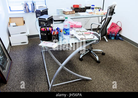 Un bureau encombré. Banque D'Images