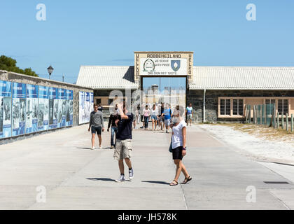 Cape Town, Afrique du Sud - Mars 03, 2017 : les touristes à l'entrée de la prison de Robben Island Banque D'Images