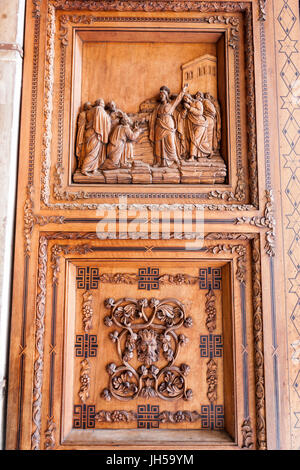 En bois sculpté de la porte principale à Cappella Palatina, Chapelle Palatine, dans le Palazzo Reale, Palerme, Sicile, Italie Banque D'Images