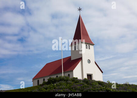 Église dans la petite ville côtière de Vik en Islande Banque D'Images