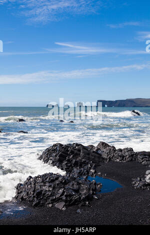 Voir basaltiques de de la plage de sable noir de Reynisfjara qui jouit à en Islande Banque D'Images