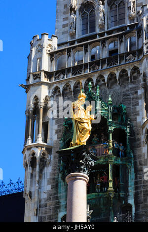 Mariensaule avec statue en or de la Vierge Marie et le Neues Rathaus glockenspiel derrière. La Place Marienplatz, Munich, Bavière, Allemagne Banque D'Images