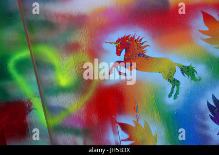 Close-up d'une licorne et un cœur sur une peinture graffiti sur un mur à Bognor Regis, West Sussex, UK. Banque D'Images