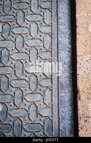 Détail de la porte de Santa Catalina, conçu avec des formes hexagonale en bronze, entrez dans la cour des orangers, Cordoue, Andalousie, Espagne Banque D'Images