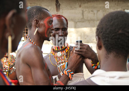 LOIYANGELENI, KENYA - Mai 18. Un Rendile tribesman réagit avec l'excitation de voir sa photo prise sur un téléphone mobile pendant le premier jour des Turkana Festival 2012 à Loyangalani. Crédit : David Mbiyu/Alamy Live News Banque D'Images