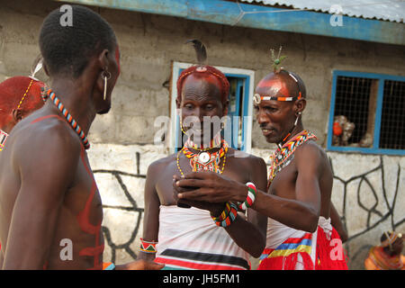 LOIYANGELENI, KENYA - Mai 18. Un Rendile tribesman réagit avec l'excitation de voir sa photo prise sur un téléphone mobile pendant le premier jour des Turkana Festival 2012 à Loyangalani. Crédit : David Mbiyu/Alamy Live News Banque D'Images